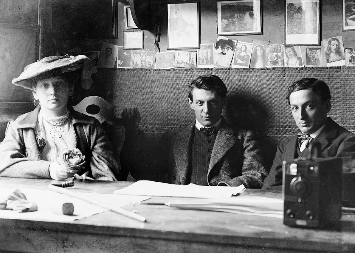 Fotografía de Fernande Olivier, Pablo Picasso y Ramon Reventós en el taller El Guayaba en Barcelona en 1906.
