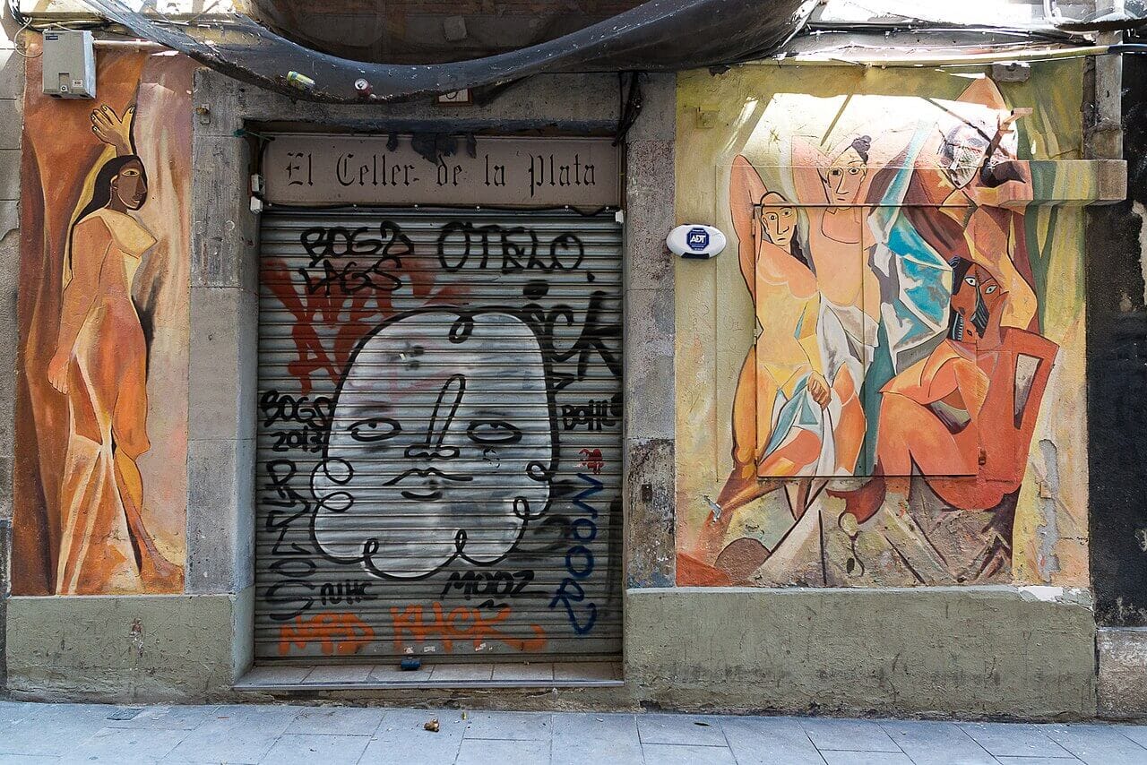 Pared con grafiti en el espacio urbano de Barcelona, captada en 2015, con intervención artística de estilo callejero contemporáneo.