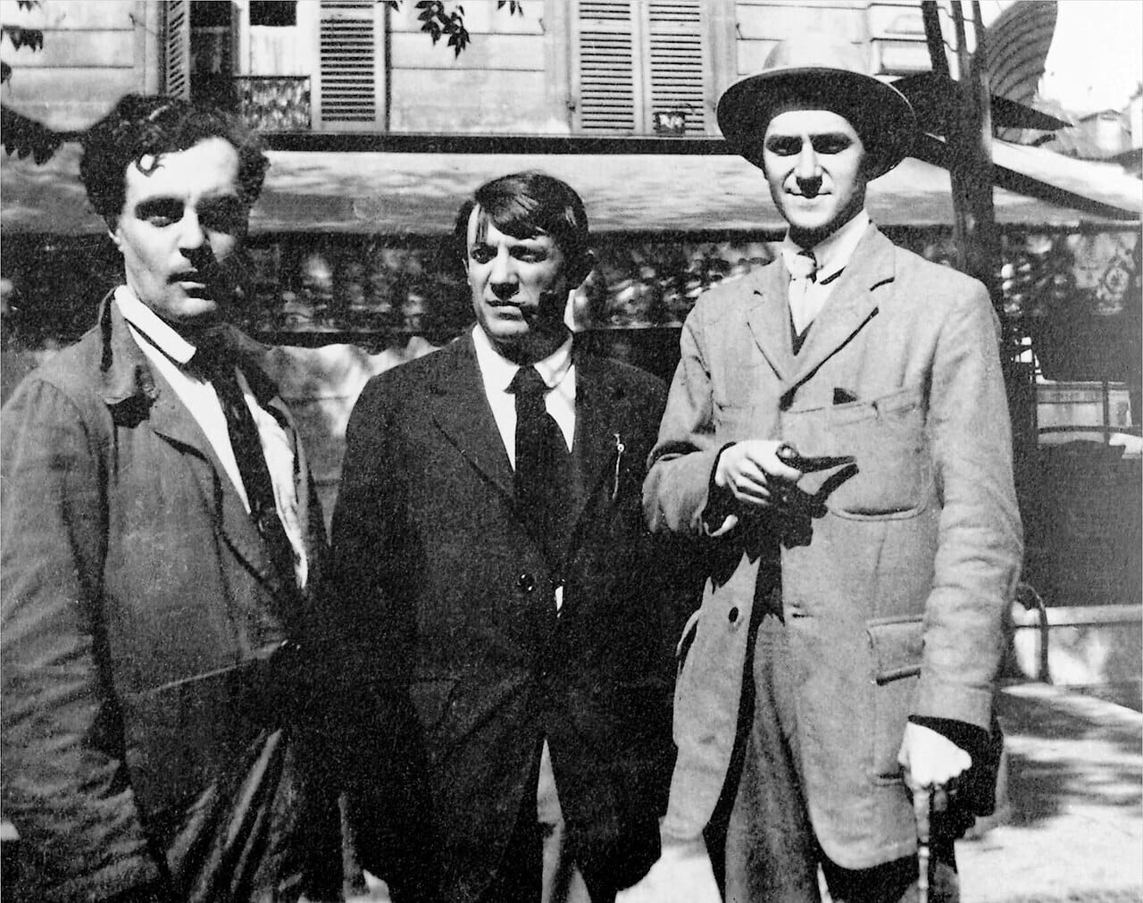 Fotografía en blanco y negro de Modigliani, Picasso y André Salmon en el Café de la Rotonde en París en 1916.