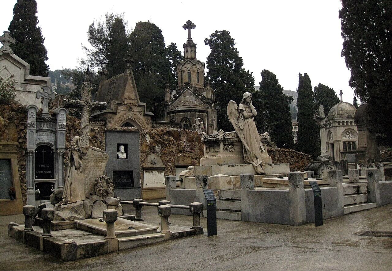 Escultura funeraria en el Cementerio de Montjuïc, uno de los grandes museos al aire libre de Barcelona, donde el arte modernista y funerario se integra en el paisaje de la montaña.