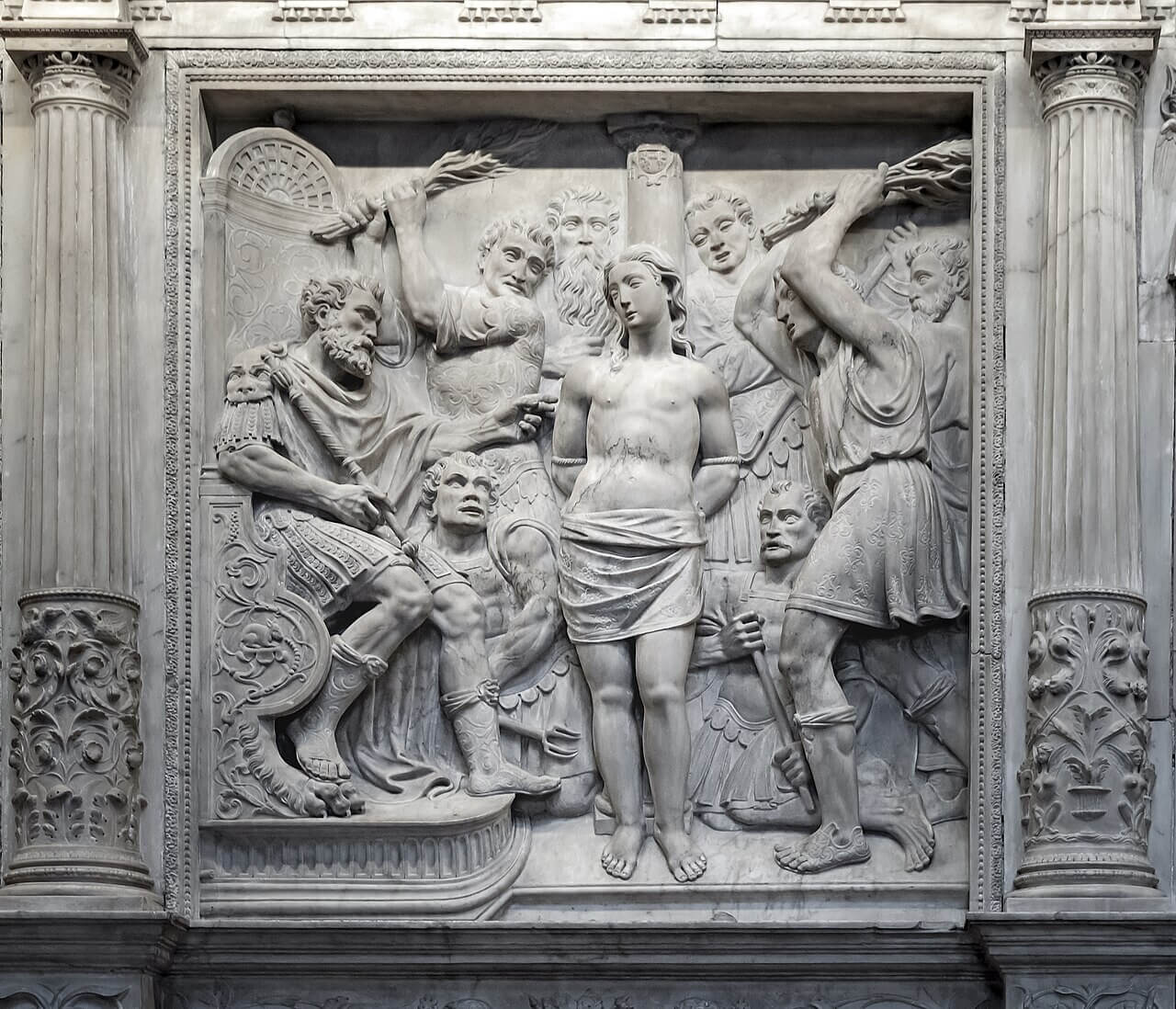 Relieve escultórico de Claudi Perret en la Catedral de Barcelona que representa la flagelación de Santa Eulalia, mártir cristiana de la ciudad.