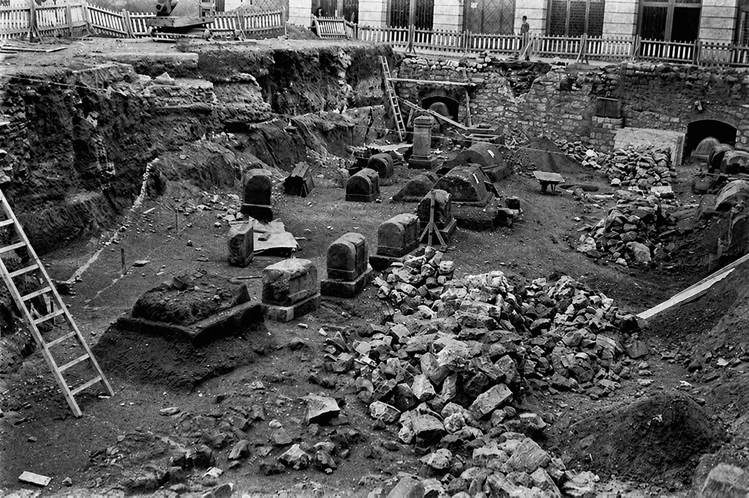 Descubrimiento de la necrópolis romana en el casco antiguo de Barcelona, uno de los conjuntos funerarios más antiguos de la ciudad, testimonio directo de la Barcino romana.