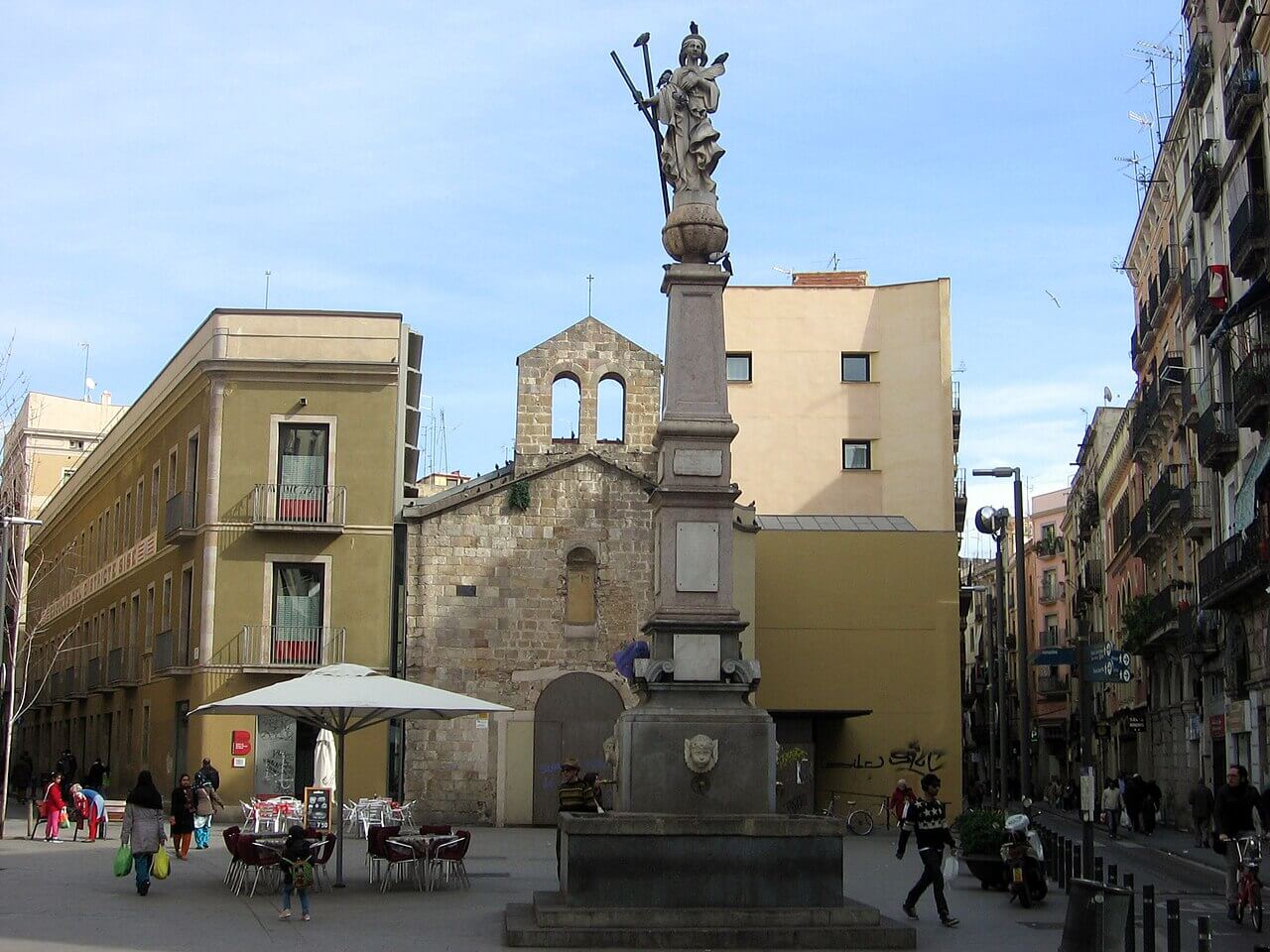 Fuente pública dedicada a Santa Eulalia en el barrio del Raval de Barcelona, con elementos escultóricos y ornamentación en piedra.
