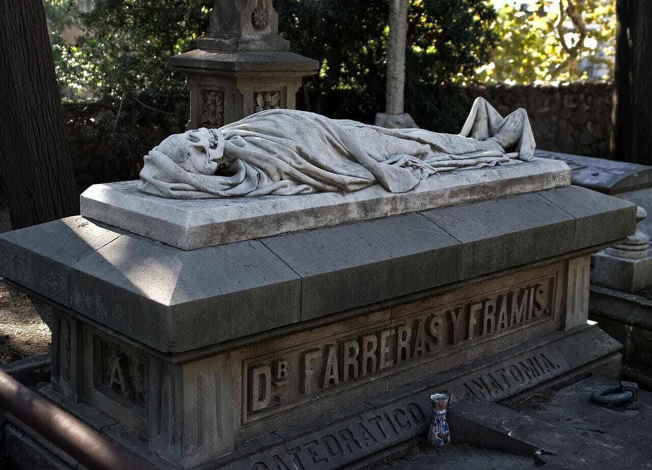 Detalle de la tumba de Francesc Farreras i Framis en el Cementerio de Montjuïc, uno de los espacios funerarios más representativos de Barcelona, donde el arte escultórico modernista forma parte del paisaje histórico de la ciudad.