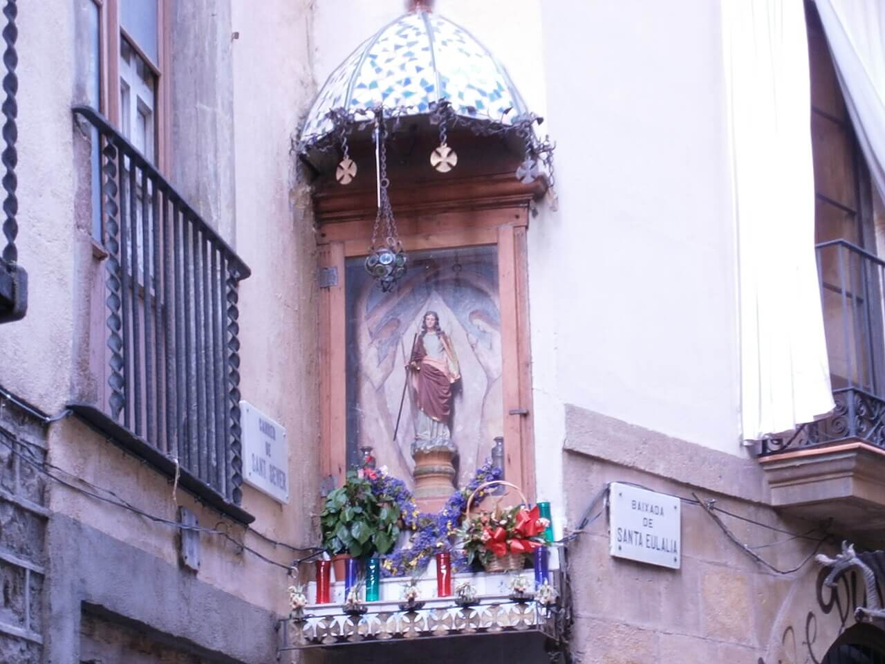 Escultura de Santa Eulalia en la Baixada de Santa Eulalia, en el centro histórico de Barcelona.