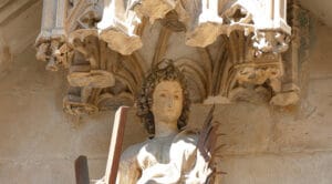 Detalle de una escultura en la Puerta de Santa Eulalia de la Catedral de Barcelona, con un rostro tallado en piedra.