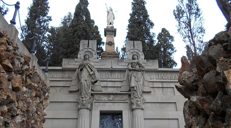 Panteón Batlló i Batlló en el Cementerio de Montjuïc, obra del arquitecto Josep Vilaseca y del escultor Manuel Fuxà, uno de los ejemplos más representativos del modernismo funerario en Barcelona.
