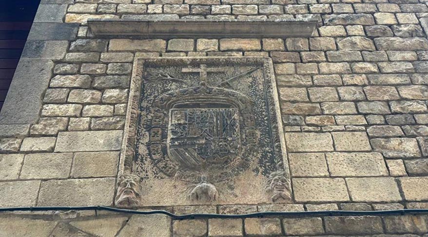 El escudo de la Inquisición en Barcelona: una huella silenciosa del Santo Oficio