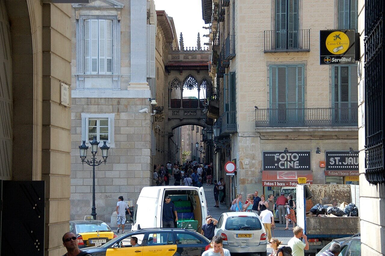 Vista del Pont del Carrer del Bisbe en Barcelona, con su estructura neogótica entre edificios del Barrio Gótico.
