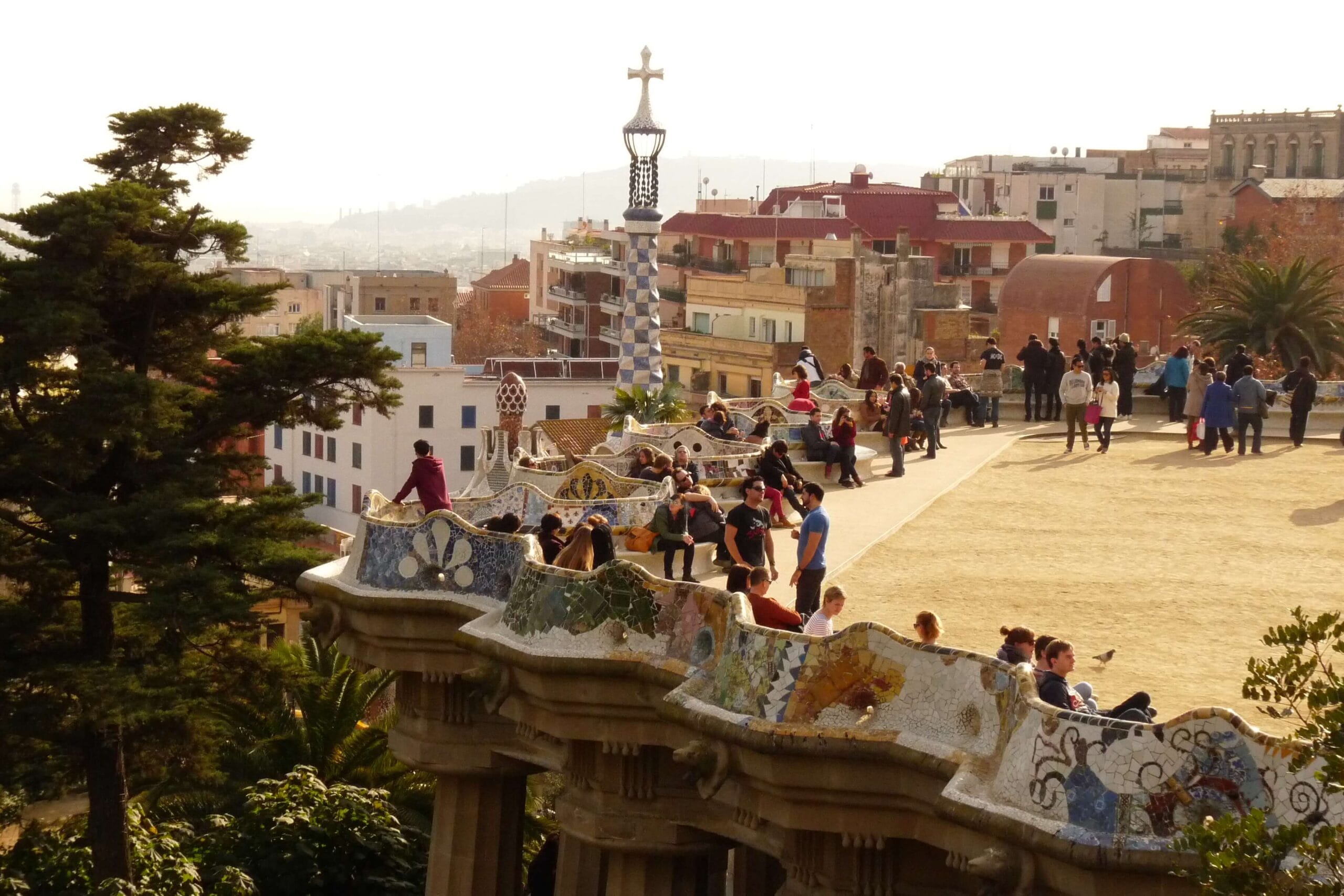 Detalle de los bancos de mosaico del Park Güell en Barcelona, diseñados por Antoni Gaudí.