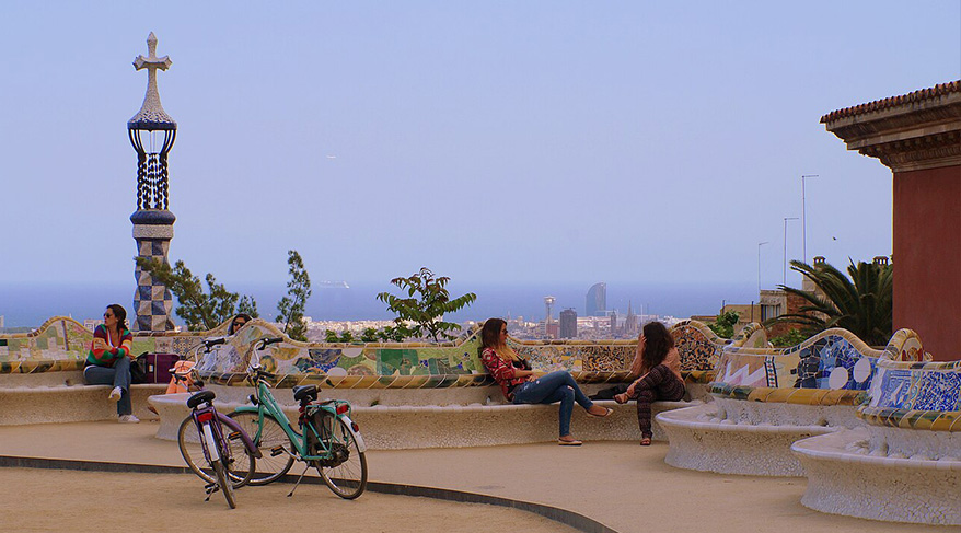 Plaza del Park Güell en Barcelona con elementos modernistas de Antoni Gaudí y vistas del espacio público.