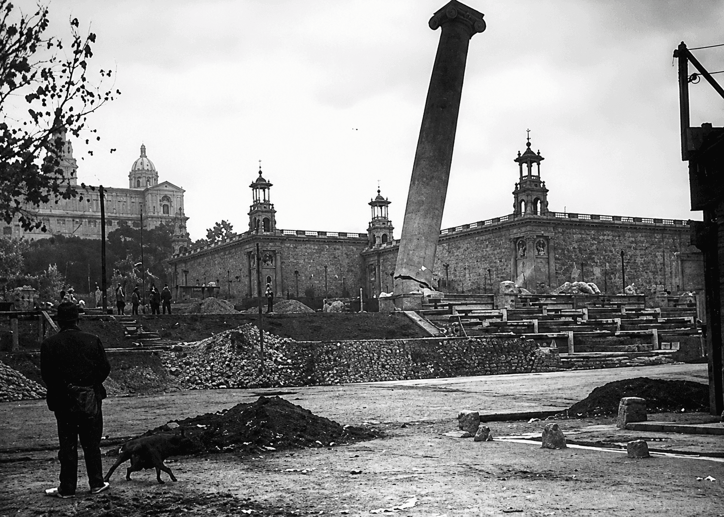Fotografía histórica del derribo de las Cuatro Columnas de Montjuïc, símbolo del catalanismo diseñado por Josep Puig i Cadafalch y demolido durante la dictadura de Primo de Rivera en Barcelona en 1928.