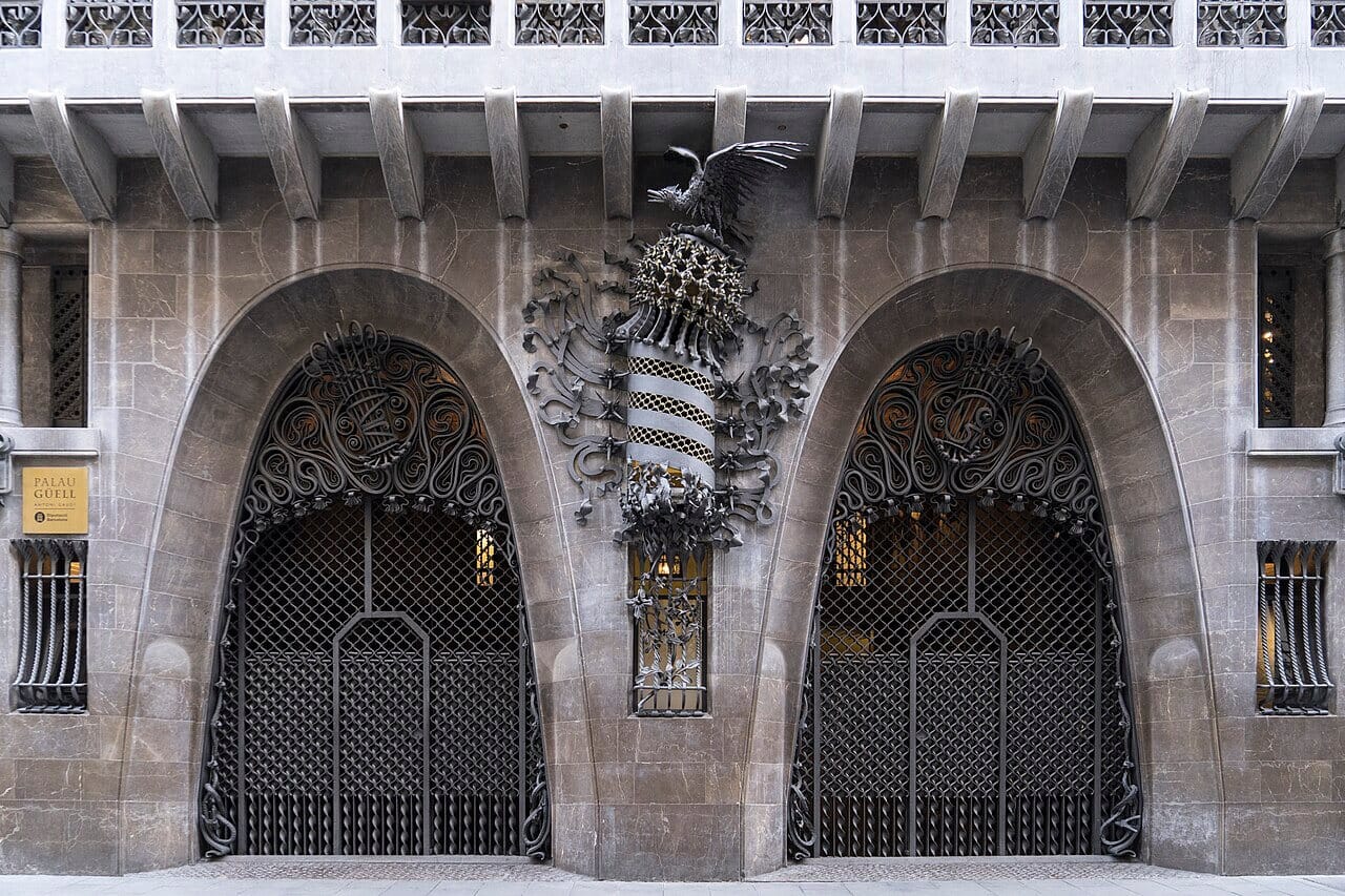 Vista del interior del Palau Güell en Barcelona, obra de Antoni Gaudí, con su arquitectura modernista característica.