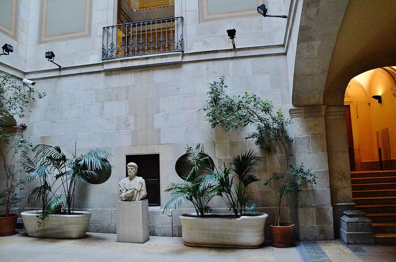 Patio interior del Palau Moja, en el Barrio Gótico de Barcelona.