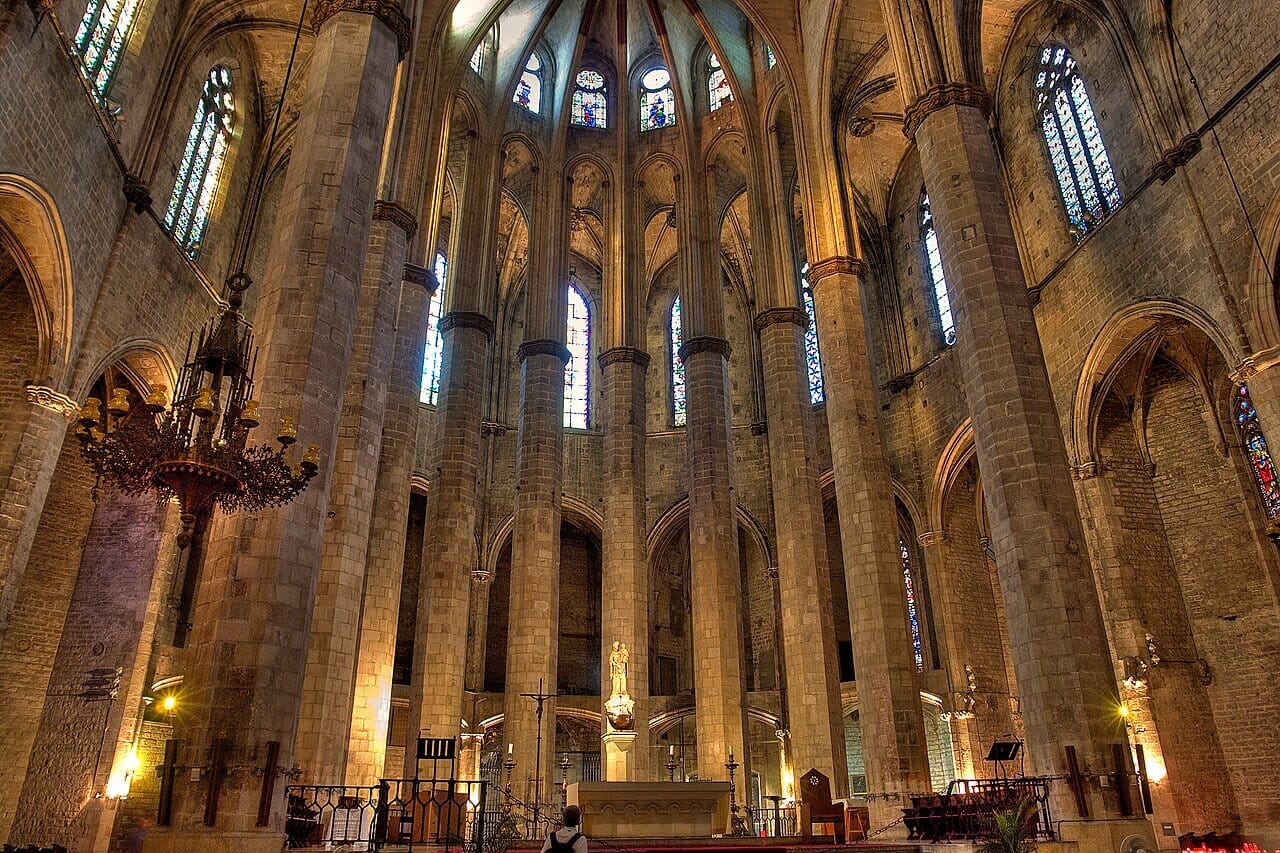 Vista del interior gótico de la basílica de Santa Maria del Mar en Barcelona, con sus columnas y vidrieras.