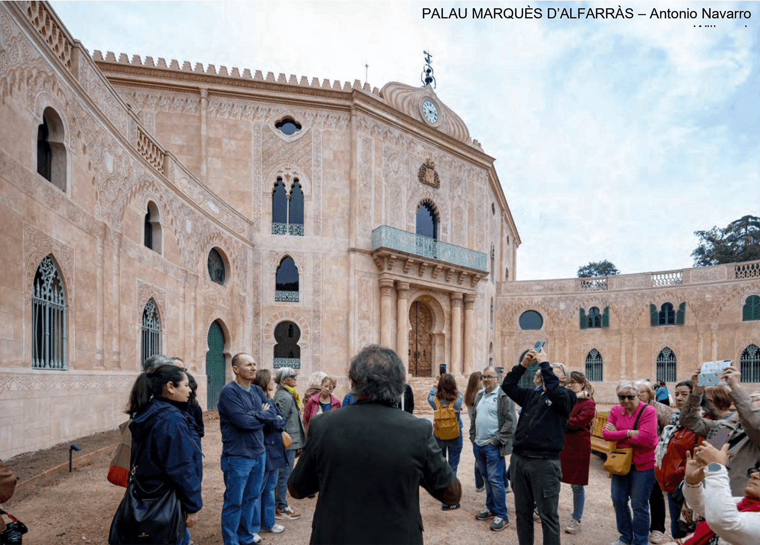 Grupo de visitantes durante una visita al Palau del Marquès d’Alfarràs, en Barcelona.