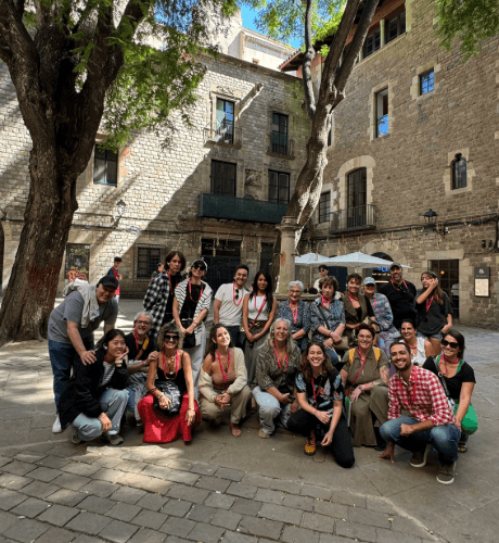 grupo de turistas durante un free tour del barrio gotico barcelona