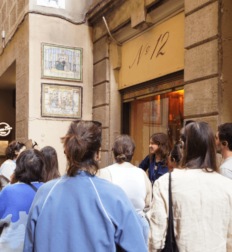 guia turistica explicando el barrio gótico de barcelona