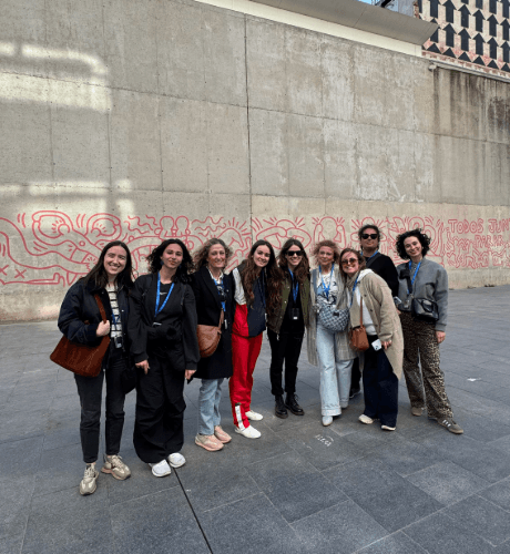 grupo de personas en el tour del raval de barcelona