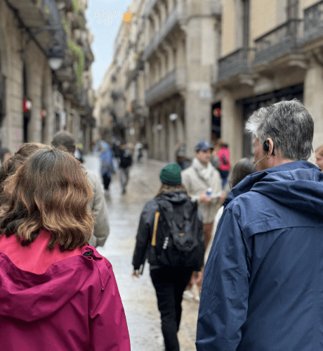 grupo de personas caminando por el tour del raval en barcelona