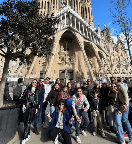 foto de grupo en el tour de la barcelona modernista