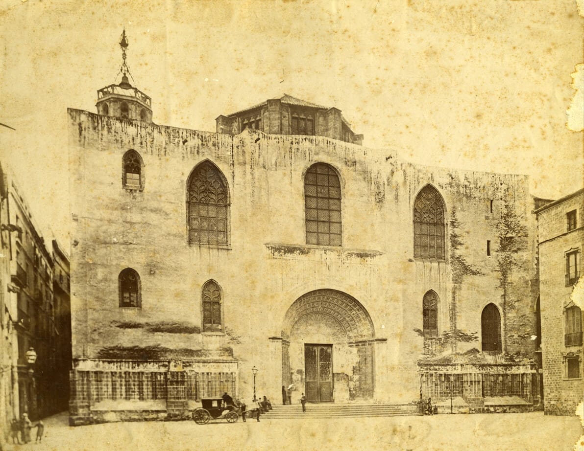 Fachada principal de la Catedral de Barcelona a finales del siglo XIX con carruajes en primer plano