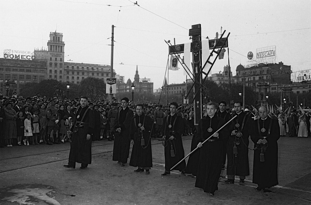 procesión en 1950 de la archicofradia de la purisima sangre en barcelona