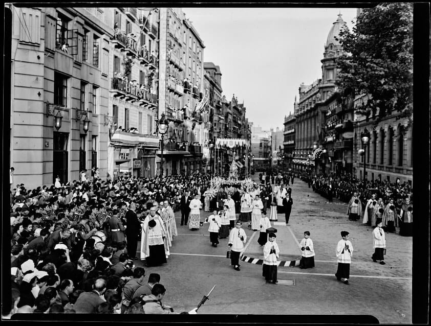 Gente en una procesión del corpus en barcelona en 1950