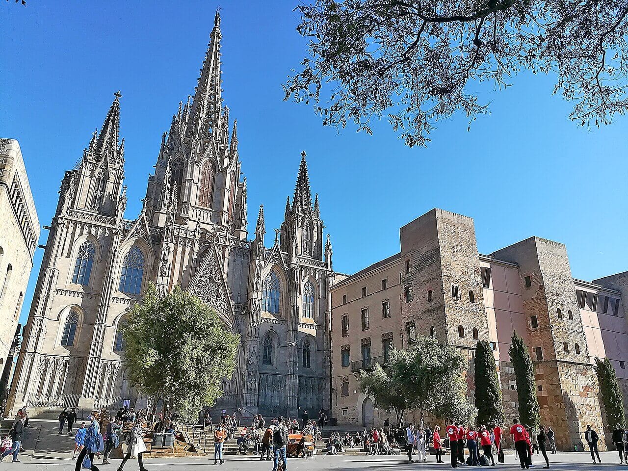 Avenida de la Catedral de Barcelona con la fachada de la catedral, la Casa de l’Ardiaca y restos de la muralla