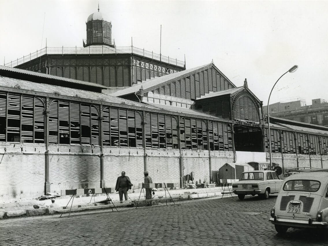 Foto antigua de como era antes el mercado del born de barcelona