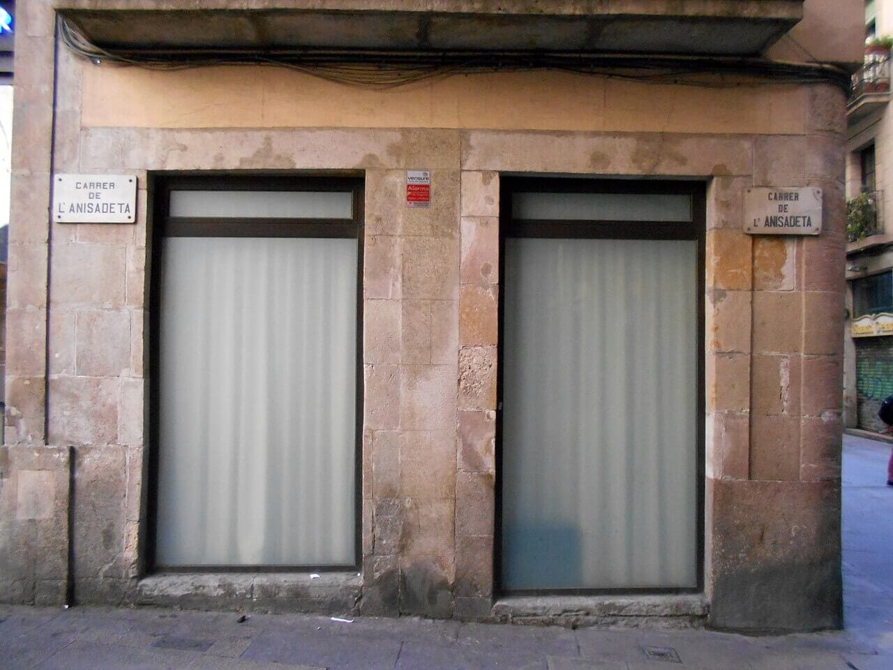 foto de la calle mas corta de barcelona