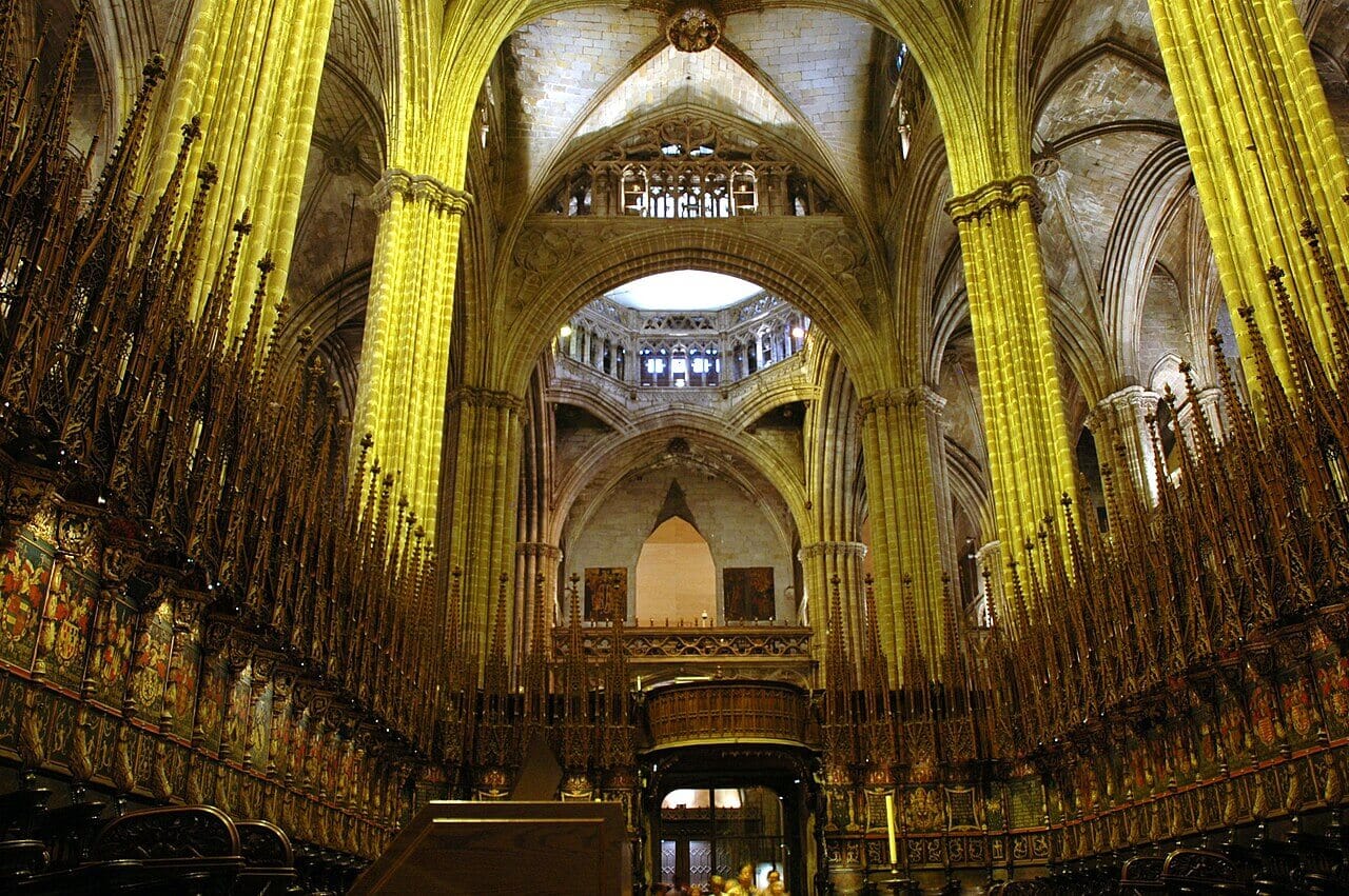 Interior de la Catedral de Barcelona con el coro, sillería de madera y cúpula gótica