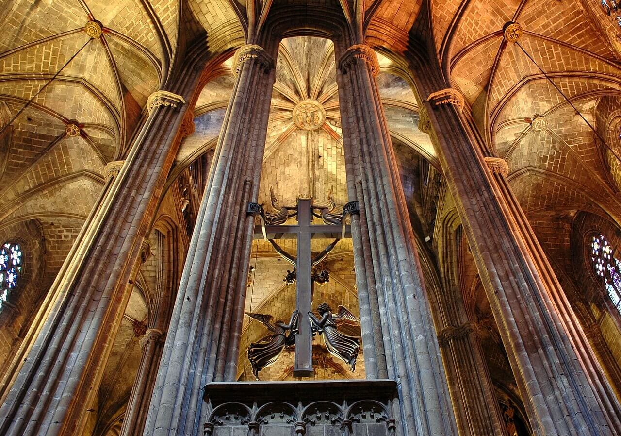 Interior de la Catedral de Barcelona con el altar mayor, bóvedas góticas y crucifijo central