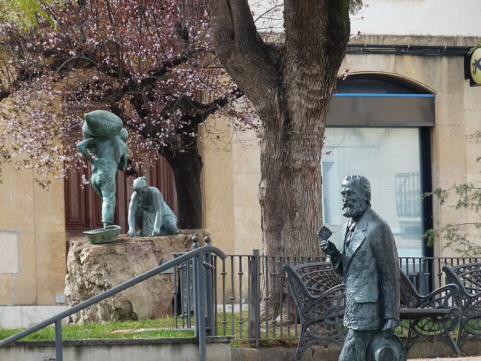 escultura de antoni gaudi en riudoms