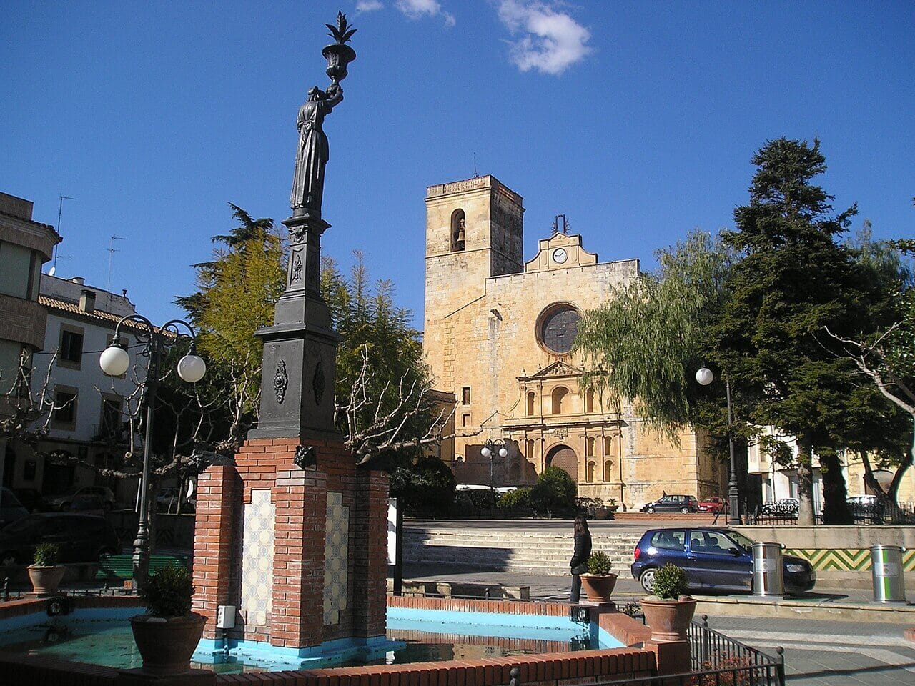 Iglesia de Sant Jaume en Riudoms de fondo en la Plaza de la Iglesia de Riudoms