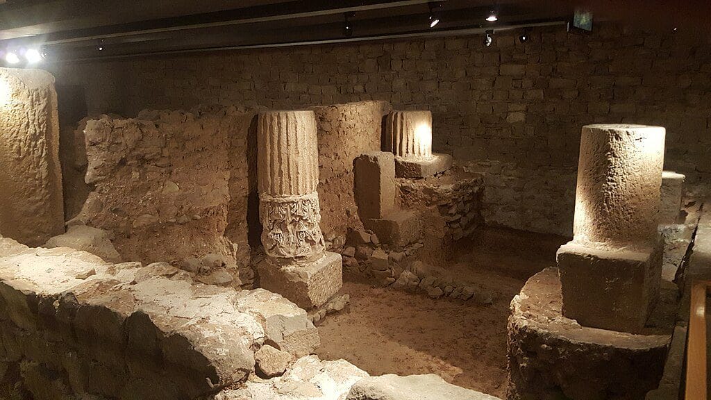 Vista exterior del Museu d’Història de Barcelona (MUHBA), ubicado en la Plaça del Rei, con su fachada de piedra histórica y entorno medieval característico del barrio gótico de Barcelona