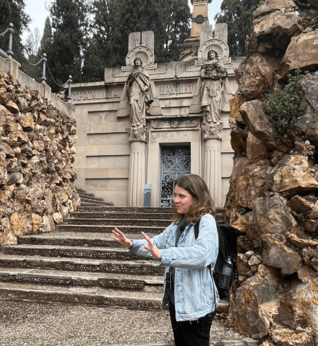guia historiador explicando cementerio de montjuic