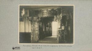 Restos de las columnas del Templo de Augusto, de época romana, conservadas en el barrio Gótico de Barcelona, testimonio del antiguo foro de Barcino; imagen del Arxiu Fotogràfic Centre Excursionista de Catalunya.