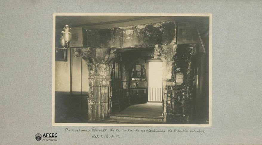 Restos de las columnas del Templo de Augusto, de época romana, conservadas en el barrio Gótico de Barcelona, testimonio del antiguo foro de Barcino; imagen del Arxiu Fotogràfic Centre Excursionista de Catalunya.
