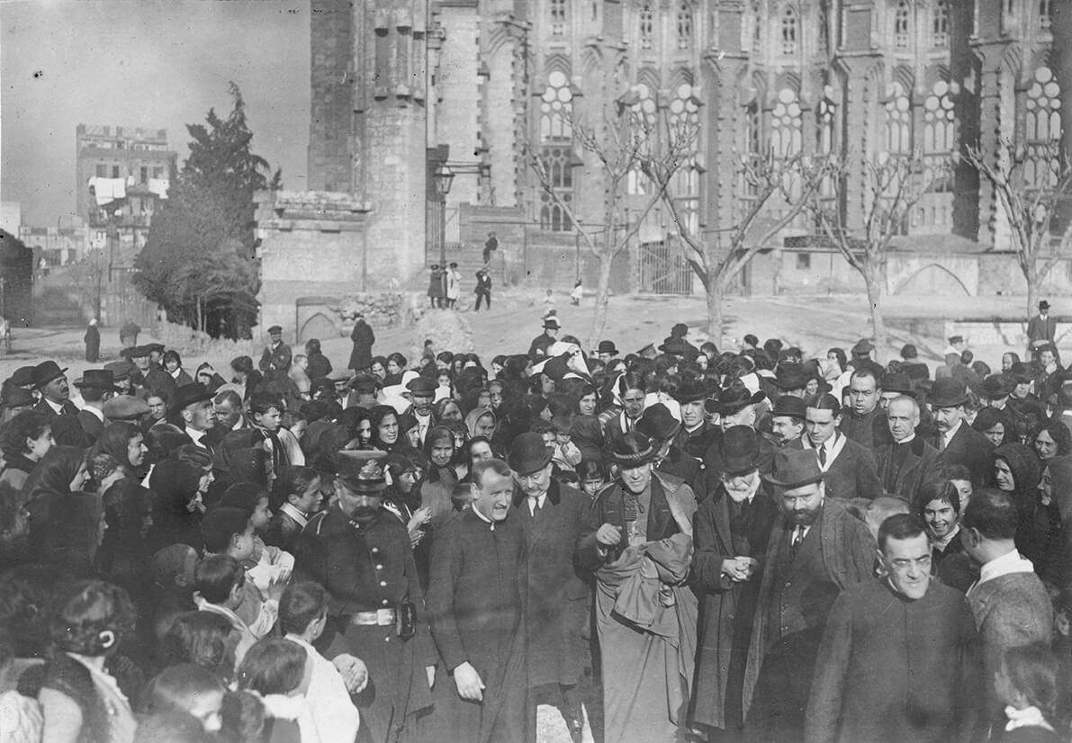 Antoni Gaudí, Enric Prat de la Riba y el obispo de Barcelona recorren juntos el interior de la basílica de la Sagrada Família durante una visita oficial en 1914.