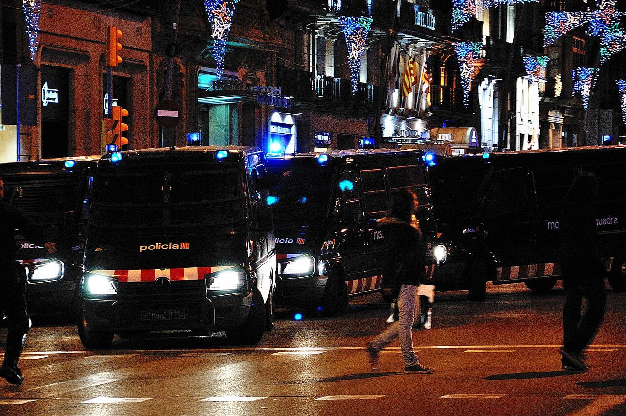 Furgón policial de los Mossos d’Esquadra, cuerpo de policía autonómica de Cataluña, en un contexto urbano en Barcelona.