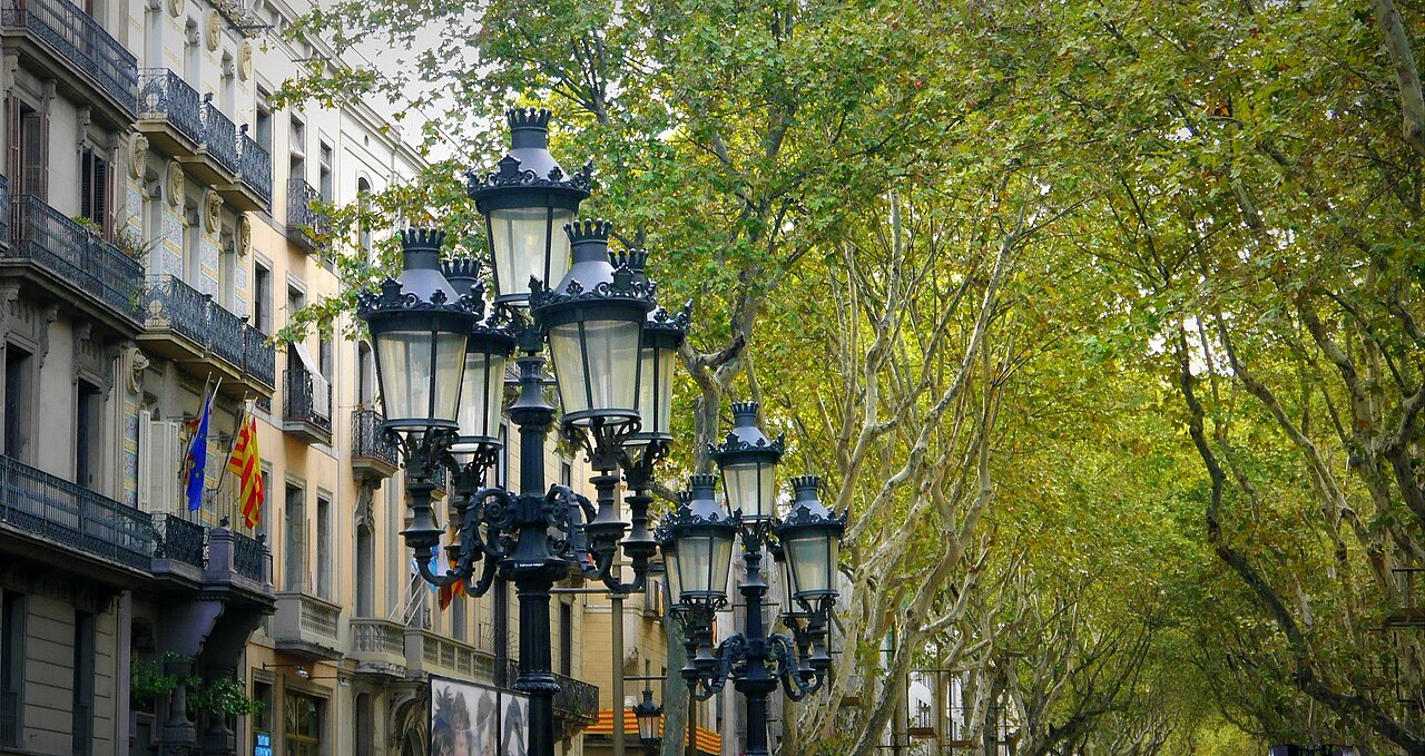 Vista de La Rambla en Barcelona con sus farolas características, uno de los paseos más conocidos y turísticos del centro de la ciudad.