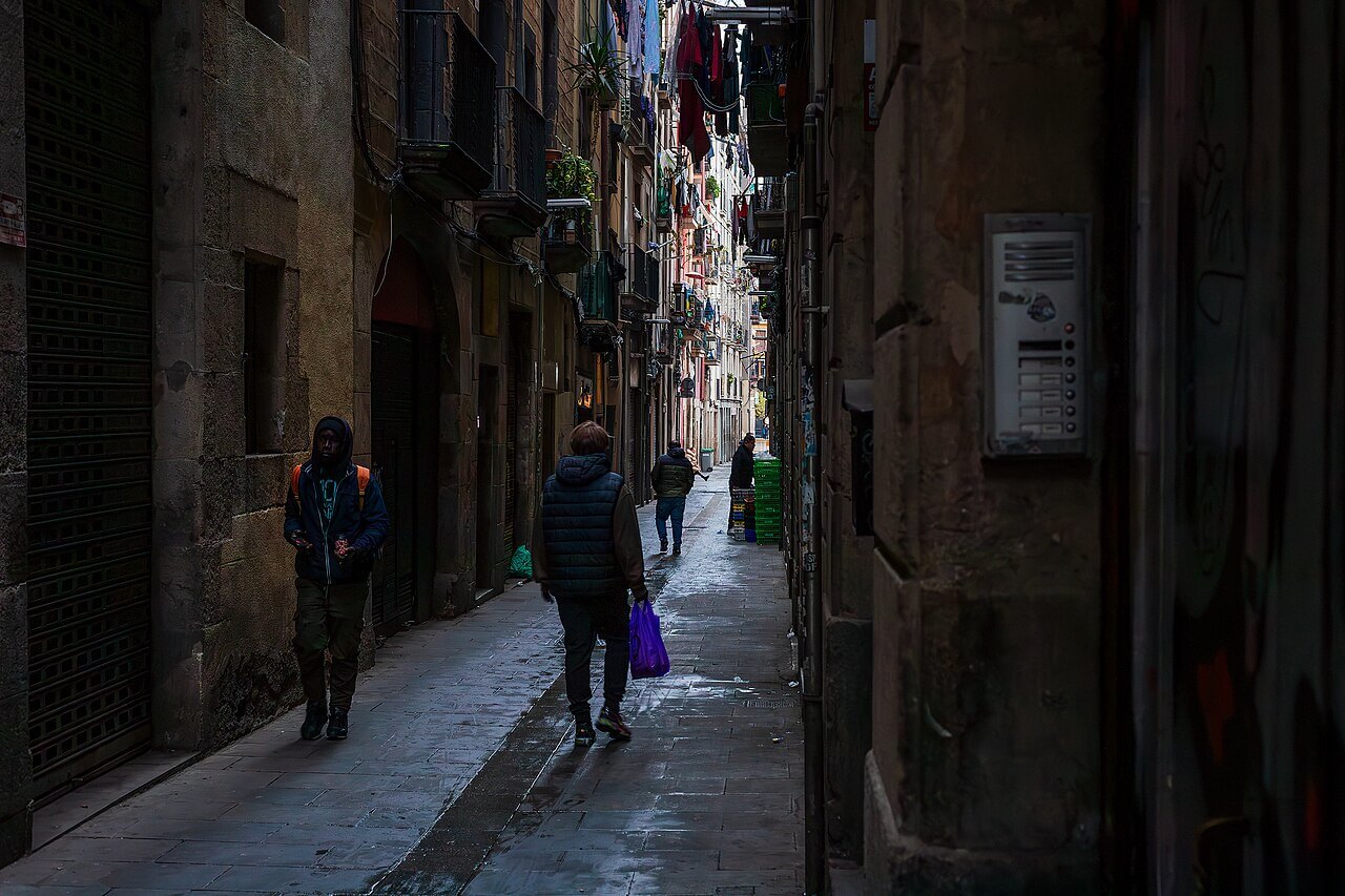 Vista de la calle d’en Robador, en el barrio del Raval (Barcelona), una de las zonas históricas del casco antiguo de la ciudad.