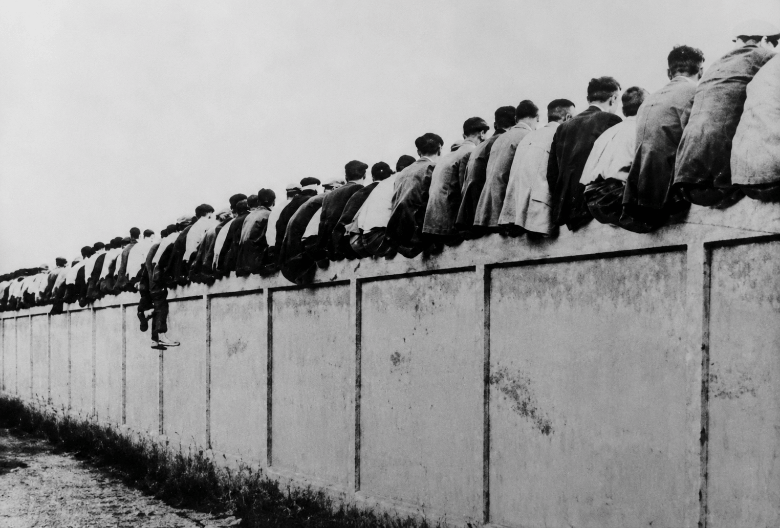 Imagen histórica de espectadores del FC Barcelona en el antiguo campo de la calle Industria (1909–1922), origen del apodo “culers” de los seguidores del club.