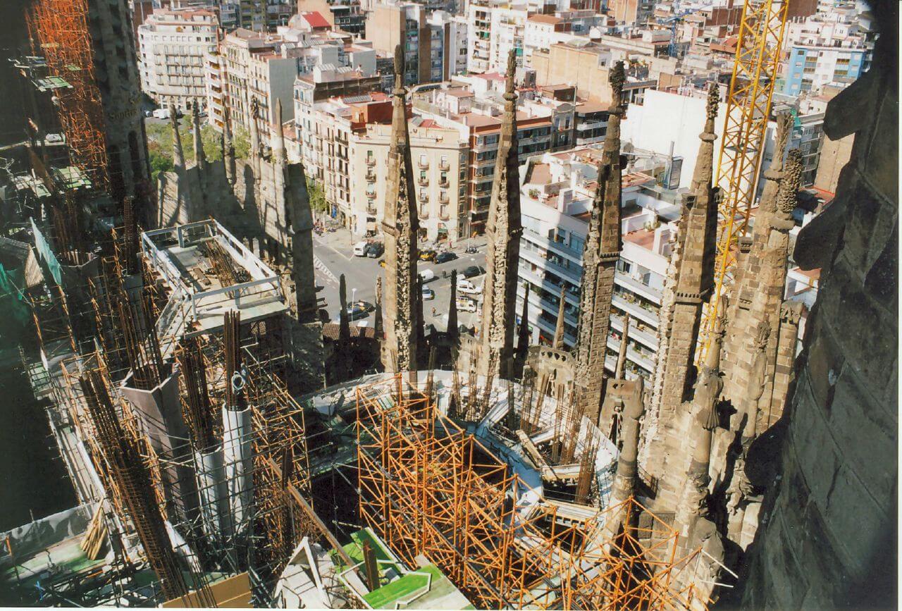 Imagen histórica de la construcción del Templo Expiatorio de la Sagrada Familia en Barcelona.