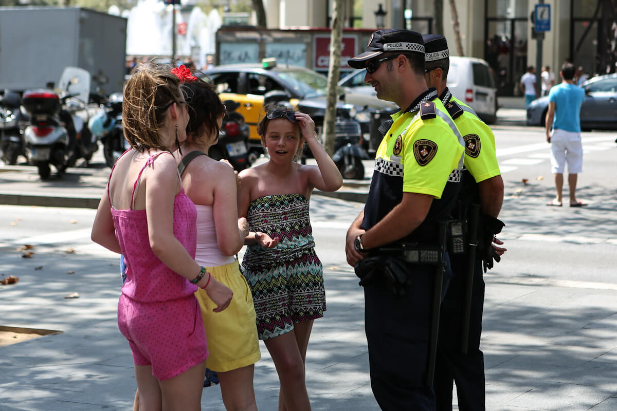 Agentes de la Guardia Urbana, cuerpo policial municipal de Barcelona, en un contexto urbano de la ciudad.