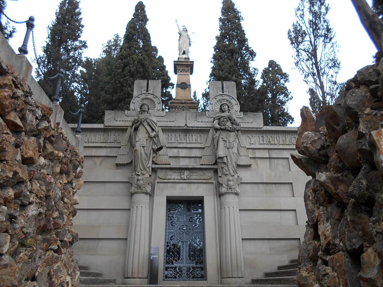 Panteón Batlló en el Cementerio de Montjuïc, obra modernista de Josep Vilaseca y escultura de Manuel Fuxà.