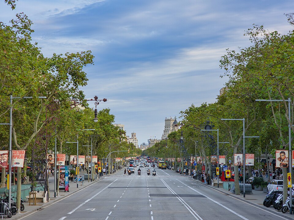 Vista del Passeig de Gràcia en Barcelona, una de las principales avenidas de la ciudad, conocida por su arquitectura modernista y su importancia urbana y comercial.
