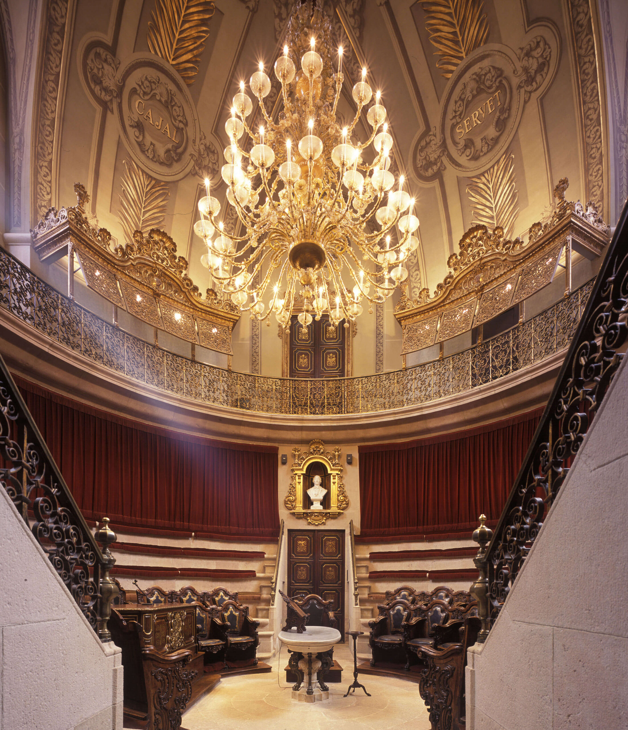 Interior de la Sala Gimbernat en la Reial Acadèmia de Medicina de Barcelona, con anfiteatro histórico de anatomía.
