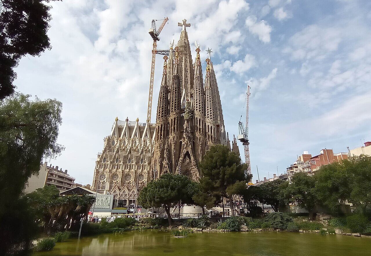 Vista del Templo Expiatorio de la Sagrada Familia en Barcelona con la Torre de Jesús ya completada.